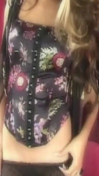 La seducente ragazza mora si sditalina la figa bagnata per un orgasmo esplosivo