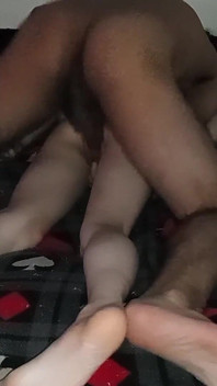 Ich falle das amateur-mädchen unter meinen körper und masturbiere sie, während ich in sie penetriere, damit sie gute orgasmen hat