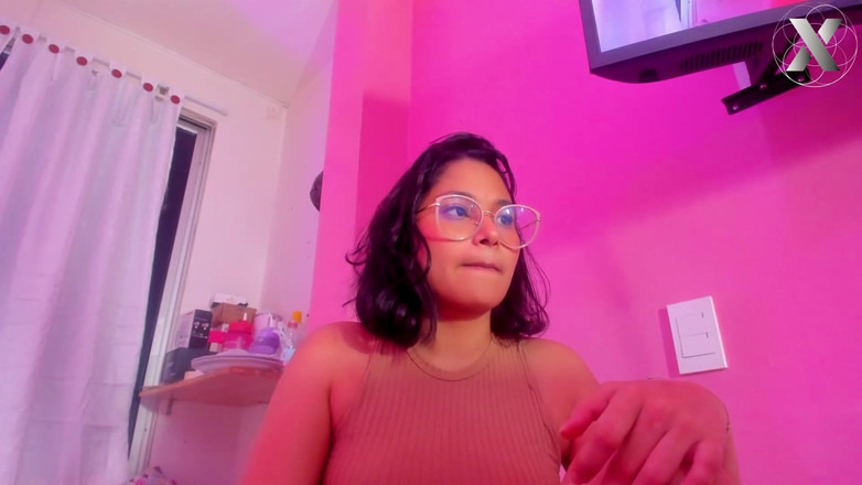 Squirt rain: Dita in profondità nella sua figa bagnata