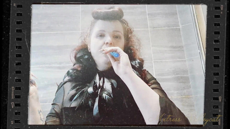 Mxtress Valleycat: Gotik vape hakimiyeti