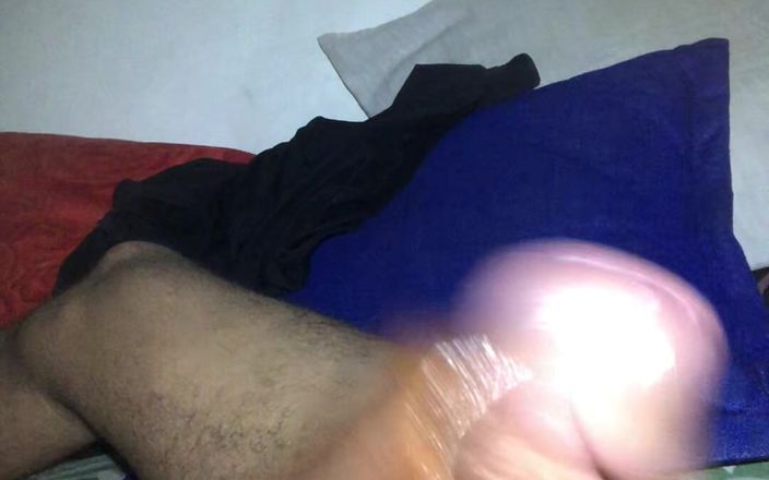 Yansh Fans: Une fille noire branle une bite blanche comme un sélecteur...