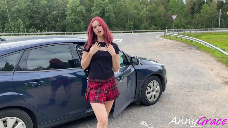 AnnyGrace: Menina tira todas as roupas na estrada e mostra seu...