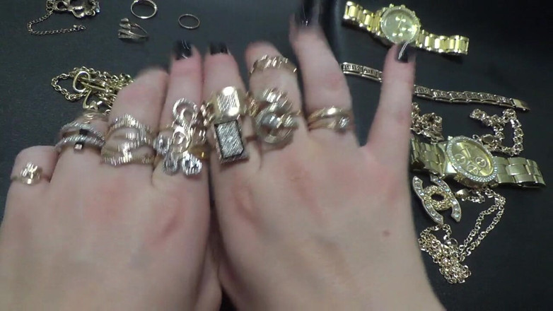 Goddess Misha Goldy: เครื่องประดับทองคำและความเงี่ยนที่มือ