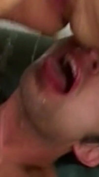 Beve la pipì di sua moglie