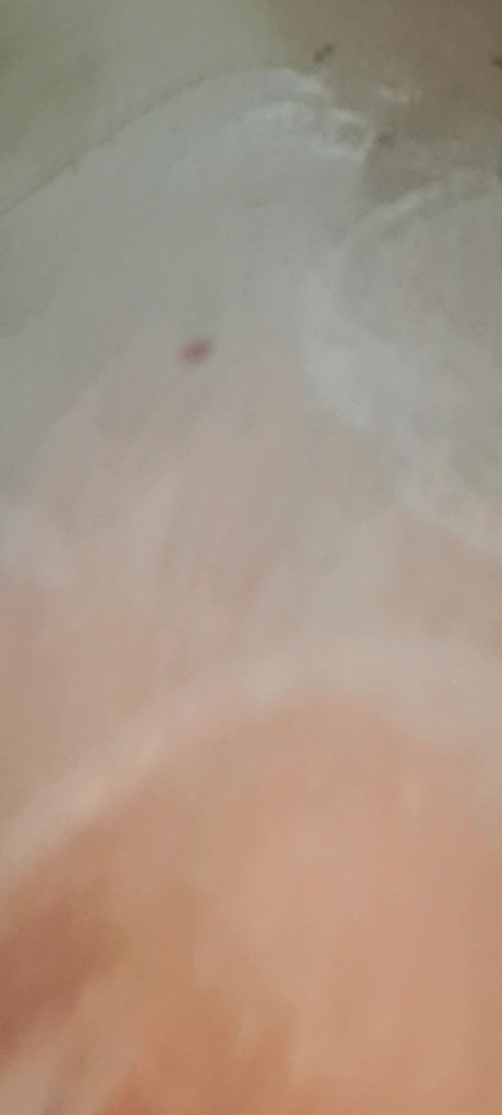 Mommy big hairy pussy: Zralá MILFka ve sprše s mokrými mýdlovými prsy a kundičkou