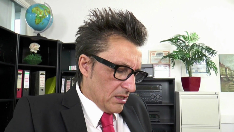 Italian Vintage Porn: Atemberaubende MILF mit dicken möpsen wird im sekretärinzimmer anal gefickt