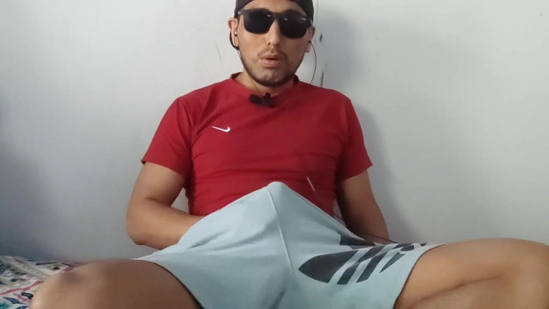 Hornyboy2058: Seksowny Latynoski masturbuje się okularami przeciwsłonecznymi