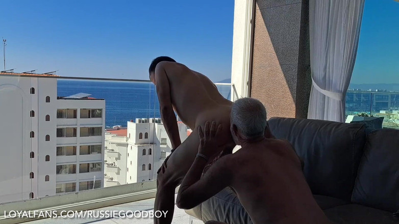 Russie Goodboy: Khung cảnh đẹp, vành bú cu địt cậu bé để người khác xem....