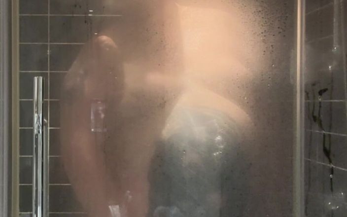 BigBearFrankfurt: Masturbacja pod prysznicem