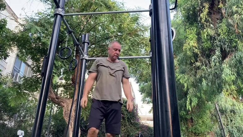 Alex Igogo: Jag pumpar upp mig och runkar av.