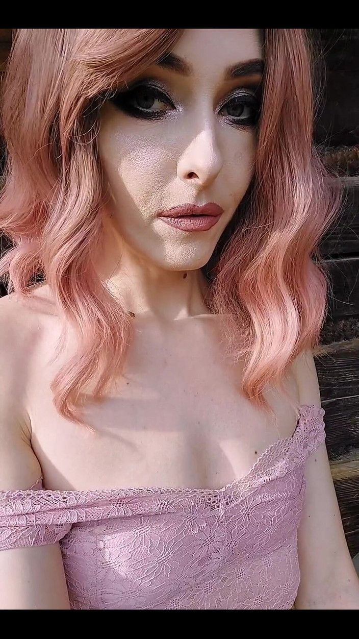 Lilianna20: 今天下午天气真的很好，非常适合在外面炫耀我的奶子