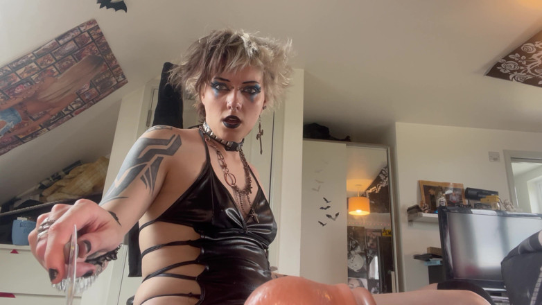 Glitter queen: Зведена сестра ловить, як ти дрочиш свій член і нарізає, і їсть його