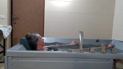 Lukerya: Osamělá relaxace ve vířivce