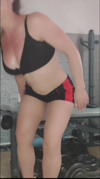 Laurasexywomen la miLF fitnee si allena e cavalca un dildo da 25 cm