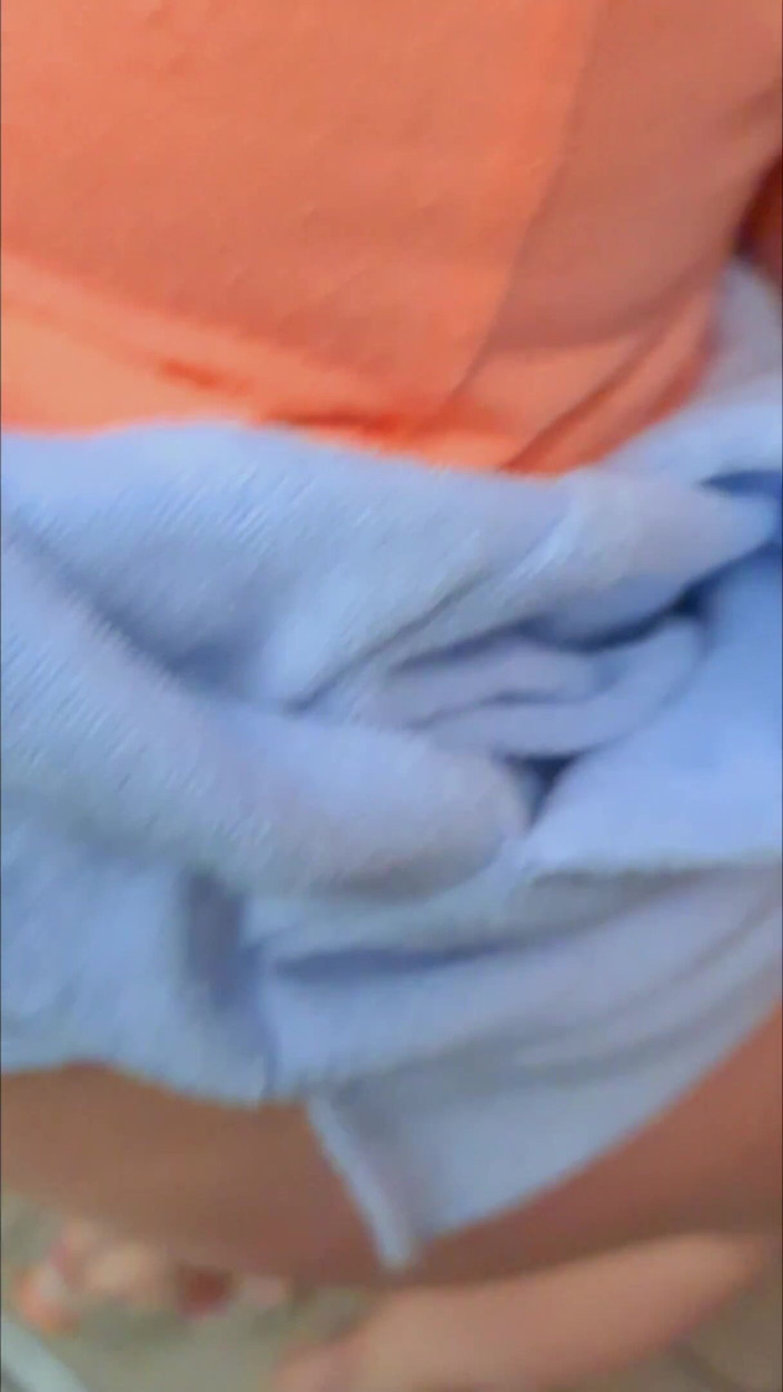 DedeDeville: Ma superbe voisine dans l’ascenseur Dada Deville