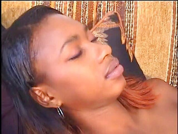 Hot and Wet: セクシーな黒のスーパーモデルは、写真撮影中に白のオペレーターに叩かれました