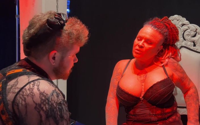 Neo Night Time: Pria trans memuja dominatrix