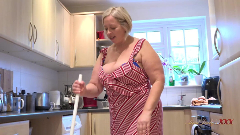 Aunt Judy's XXX: Ibu tiri montel awak Star menghisap zakar awak di dapur (pov)
