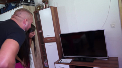Nikky Thorne's Teen Club: Doorboorde brunette babe zuigt en neukt de harde staaf van...