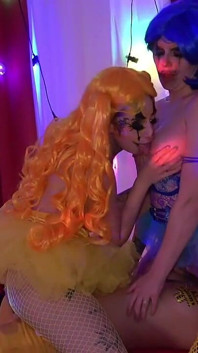 Sex în trei cu clovni lesbieni