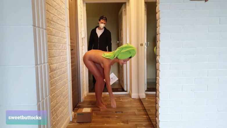 SweetButtocks: Gorąca mama spotyka dostawcę zupełnie nago