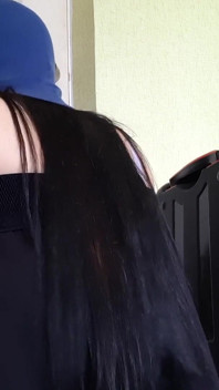 Moja zdzirowata pasierbica wspięła się pod spódnicę i doprowadziła mnie do orgazmu, gdy mój mąż był w pracy