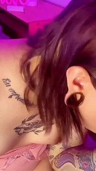 Trans kız Emma Ink krem şanti ile büyük yarak emiyor