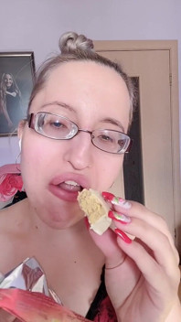 Asmr jedzenie batonika białkowego bez cukru