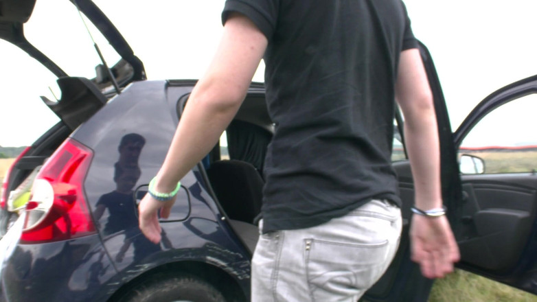 Just for boys: Jonge kerels pijpen elkaars pik in auto 5204
