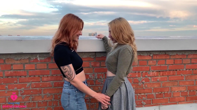 Marshswallow: chhat par saarvajnik lesbiyan seks