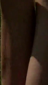 야외에서 서로를 삼키는 두 명의 만족할 줄 모르는 밀프
