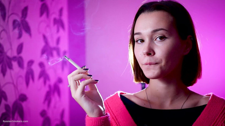 Russian Smokers: Juguetona belleza rusa fumando cigarrillo al aire libre
