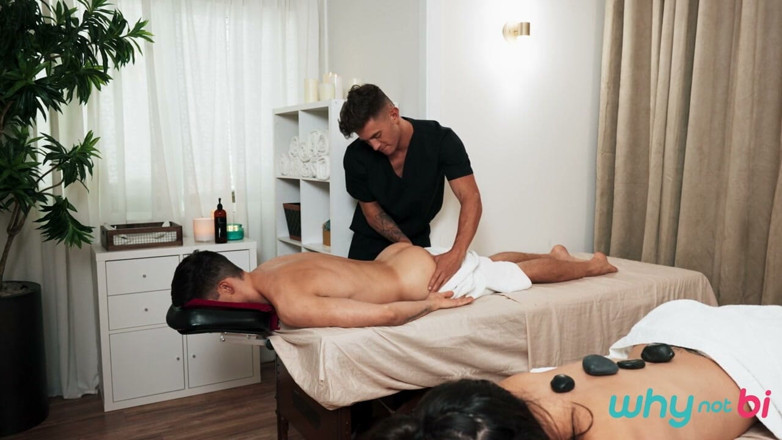 WhyNotBi: Whynotbi - coppia bi sperimenta con una massaggiatrice maschile