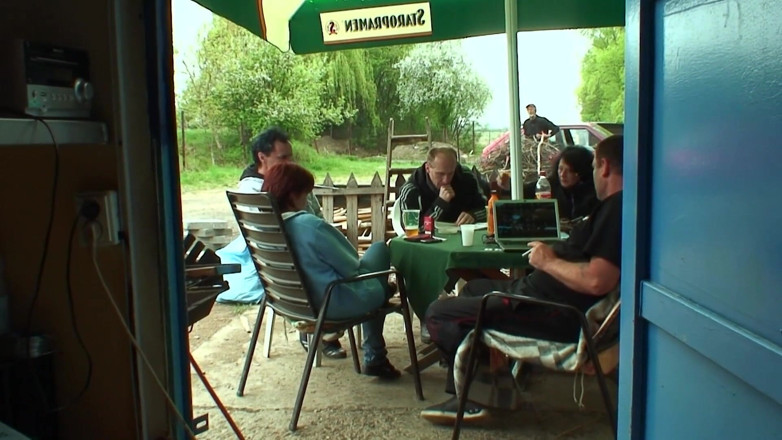 Emma Gold: Sexe en plein air dans la salle de restauration avec...