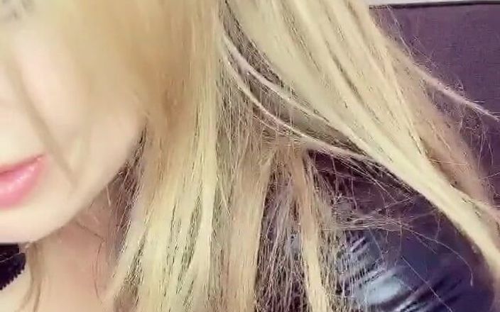 Alicia Rhodes: Mmmm - cewek seksi dengan tubuh aduhai ini lagi asik masukin...