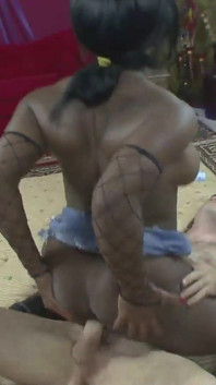 Une belle black aux seins naturels baise un mec blanc avec une grosse bite