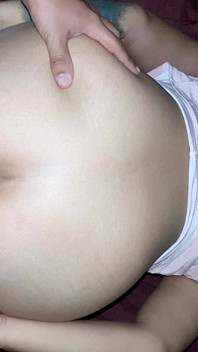 Para por favor, ten piedad, me duele! Me ofrecí a follarle el coño, pero no pude resistir los impulsos de follarle el culo.