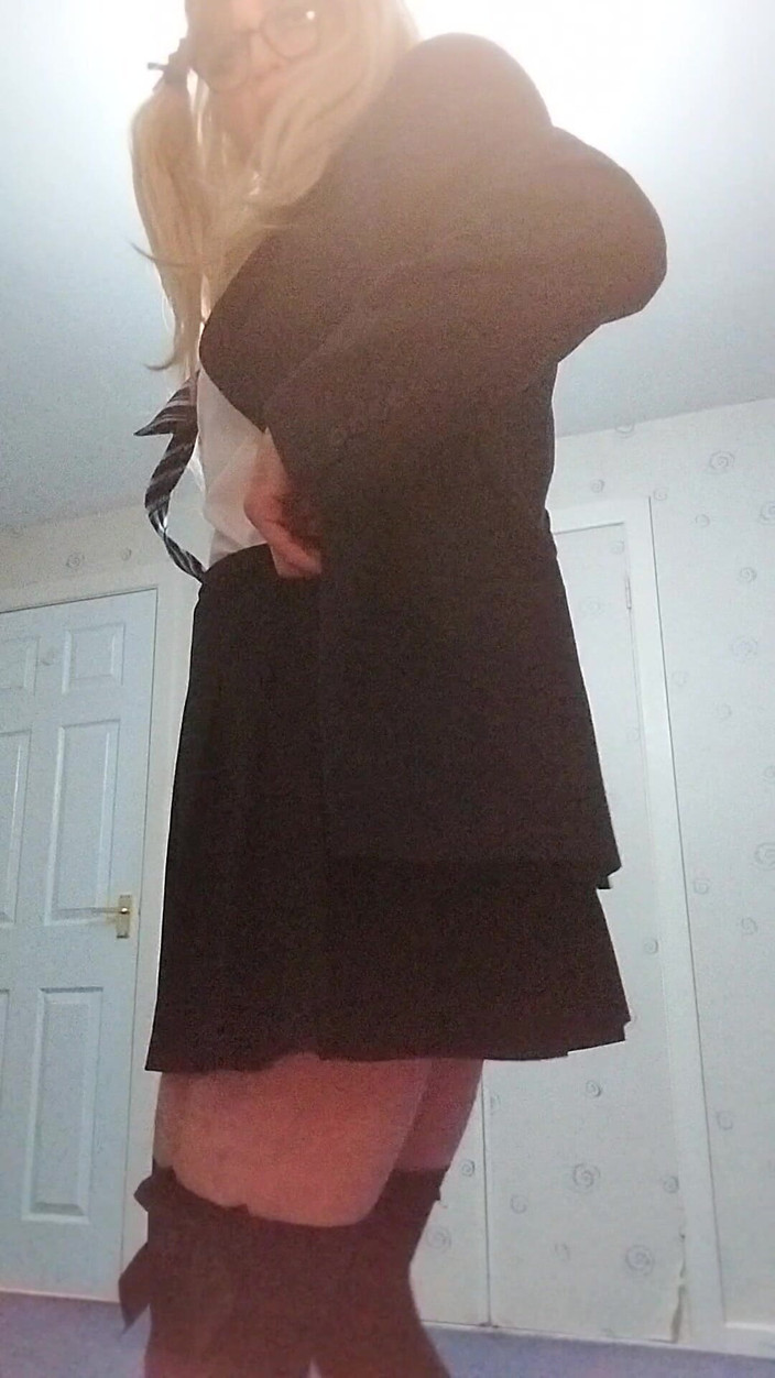 Cindy Belfast: シンディは制服が大好きです