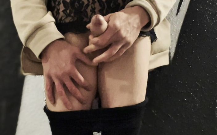 Zhenya Sissy: Travesti yarakla mastürbasyon yapıyor