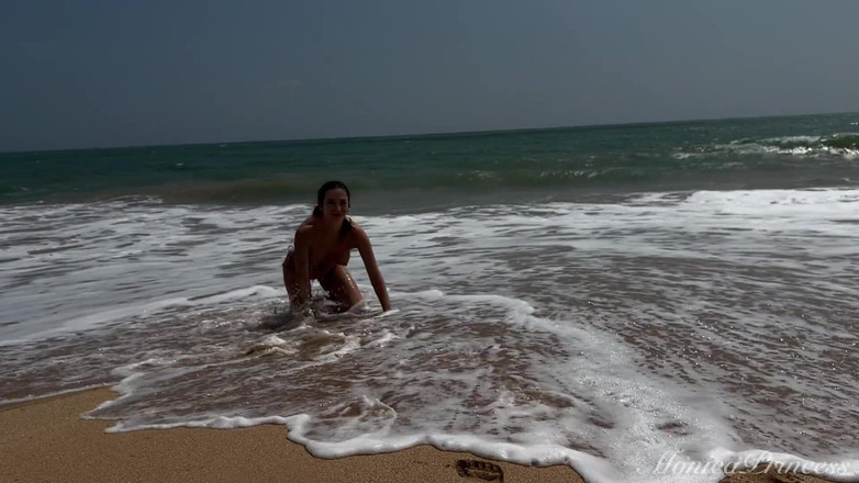 Princess Monica: Nahoře bez na pláži, Prstění kundičky, Venkovní nahota