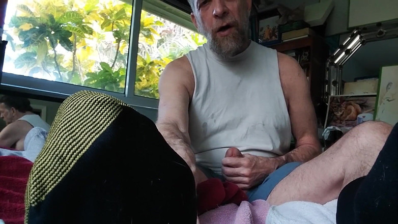 Hairyartist: Ojczym pokazuje w skarpetkach Goldtoe