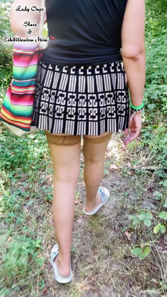 Lady Oups: 娼婦のように示された反従的な浮気