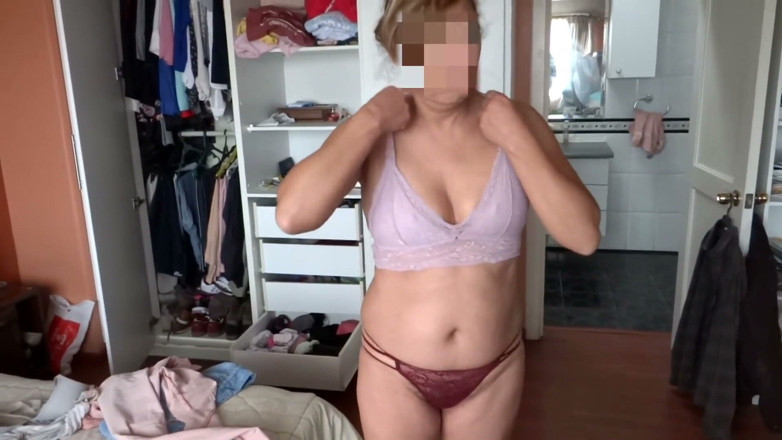 Ardientes69: Mama vitregă, după ce se pișă, se masturbează, îmi oferă o...