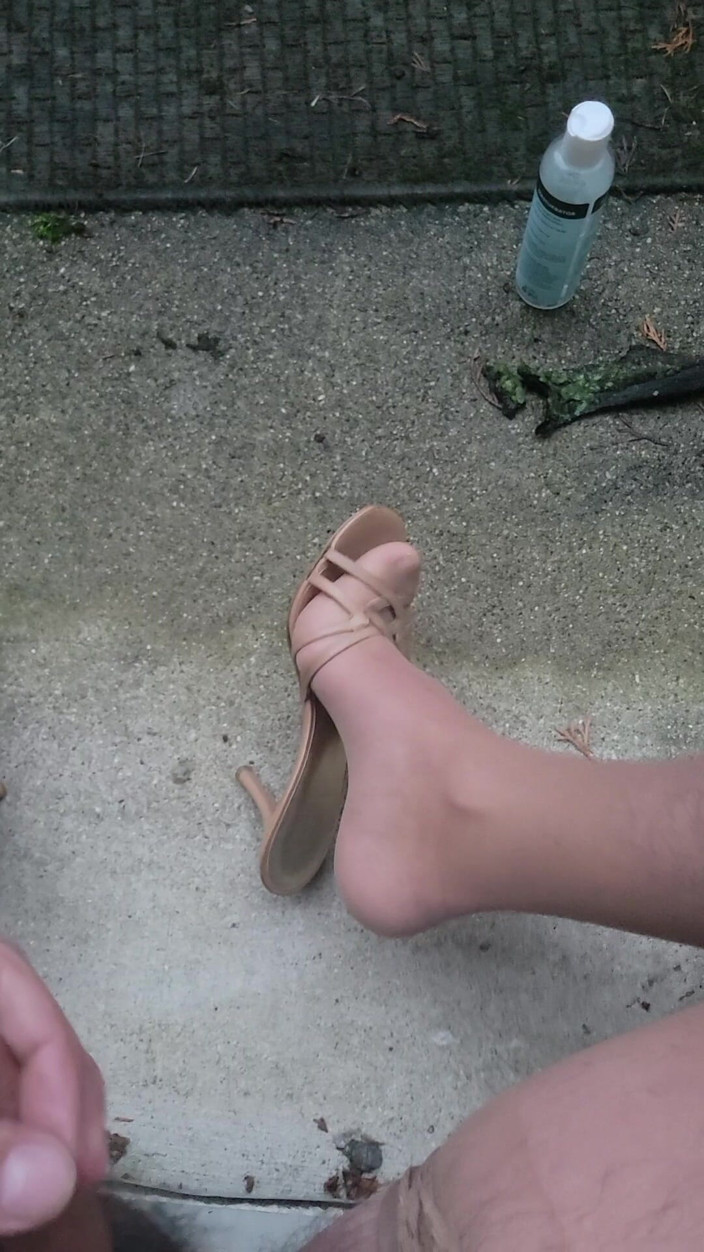 Feet Lover: Xuất tinh vào chân bên ngoài