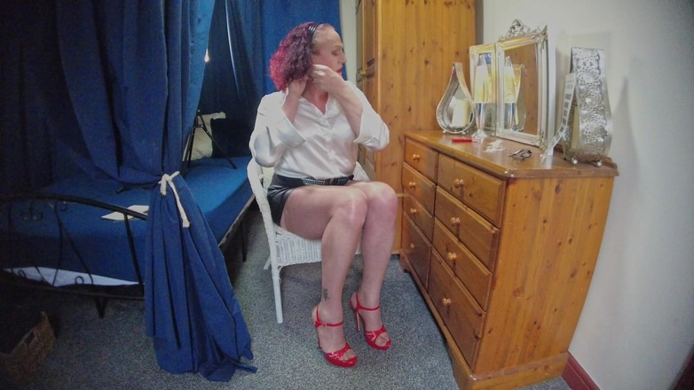 Mistress Jodie May: Segretaria Esibizionista Completamente Alla Moda