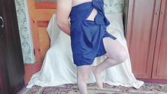 Kitty_Cross: 여자 섹시한 드레스로 변신하는 블루 맨 티셔츠