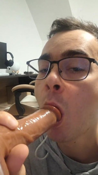 Chłopak z college'u ssie kutasa ojczyma, aż spuści się w usta (dildo)