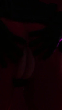 Une modèle fétichiste sexuelle taquine lentement dans un costume sexuel huileux brillant - vidéo d'Halloween (Arya Grander)