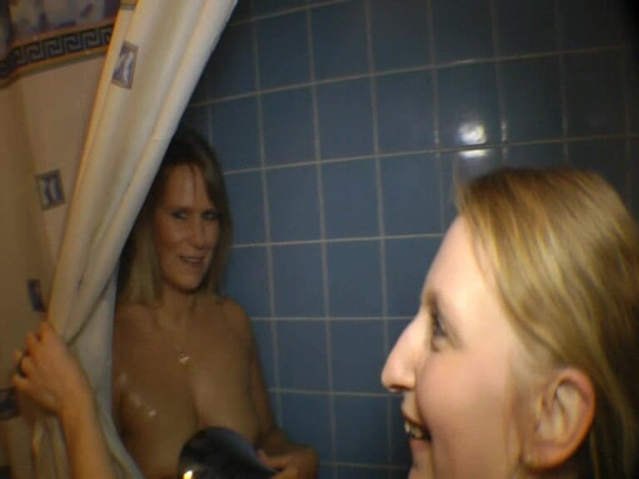 SweetSusi: Prendre une douche ensemble