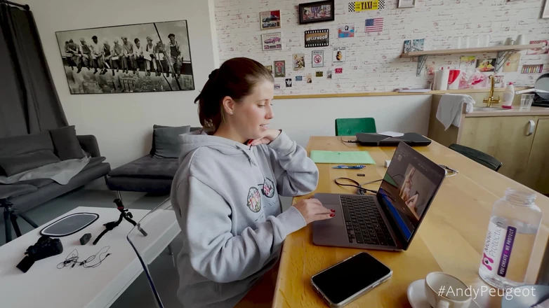 Andy Peugeot: Peituda milf Lady Lyne fica presa na máquina de lavar